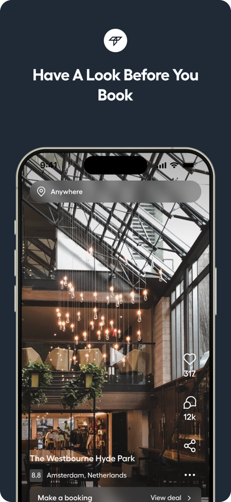 Pantalla de smartphone mostrando la app Travly con un tour virtual en vertical de un hotel boutique en Ámsterdam e iconos de interacción social
