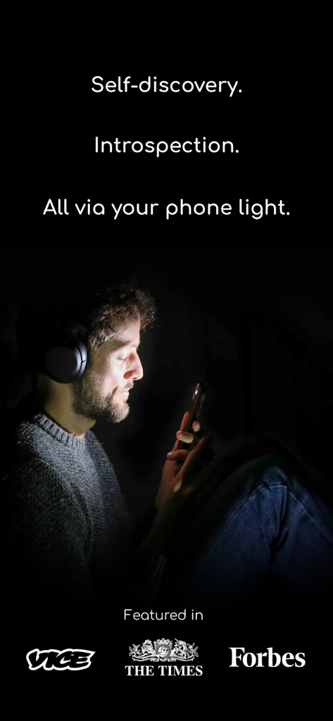 Lumenate: Explore & Relax - Una persona usando la linterna de la aplicación Lumenate para una sesión de meditación en la oscuridad