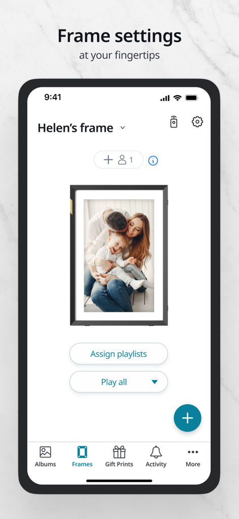 Nixplay - Nixplay App-Bildschirm, der die Frame-Einstellungen für einen digitalen Bilderrahmen mit einem Familienfoto anzeigt