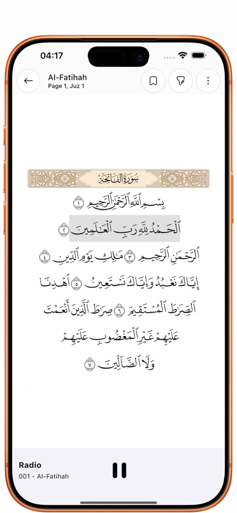 Interface do App do Alcorão mostrando Surah Al-Fatihah em escrita árabe com um reprodutor de áudio ativo na parte inferior.