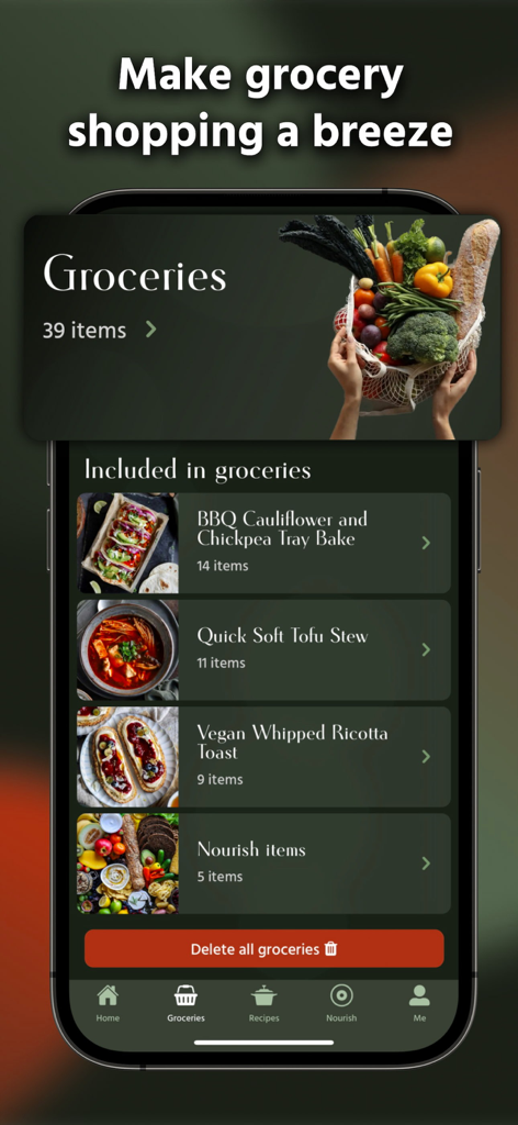 Eine mobile App-Oberfläche, die eine organisierte Einkaufsliste mit Artikeln anzeigt, die nach veganen Rezepten wie Tofueintopf und Blumenkohlauflauf gruppiert sind.