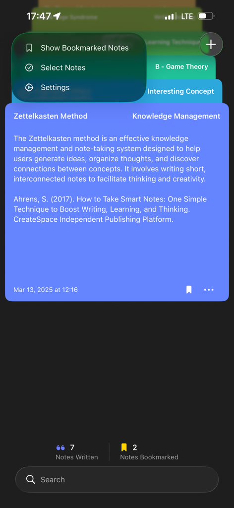 SlipBox – Zettelkasten Notes - SlipBox App-Oberfläche, die eine Zettelkasten-Notizkarte mit einer Menüüberlagerung und Nutzungsstatistiken anzeigt