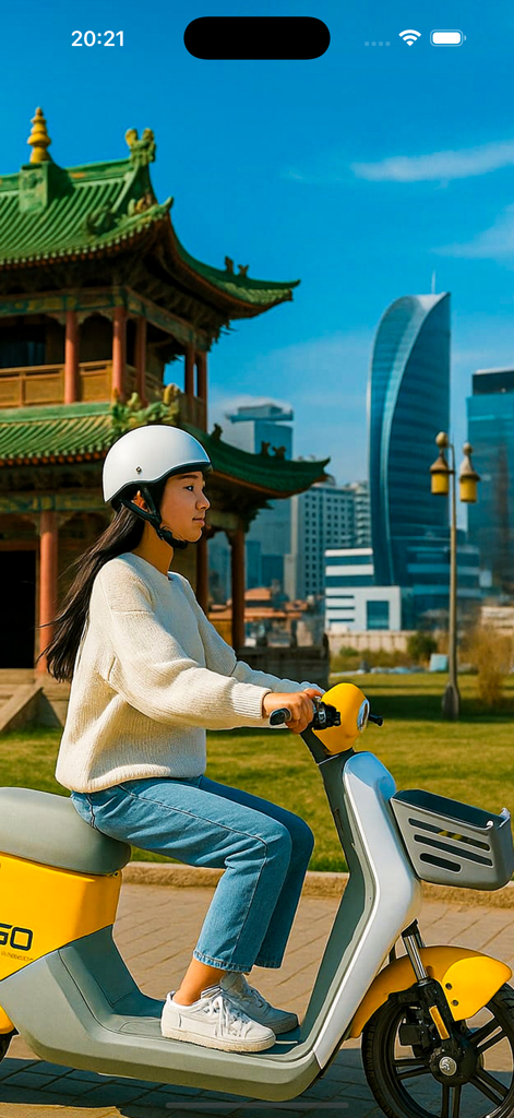 U-GO - 白いヘルメットをかぶった人が、街並みを背景にU-GOのシェア電動スクーターに乗っている様子。