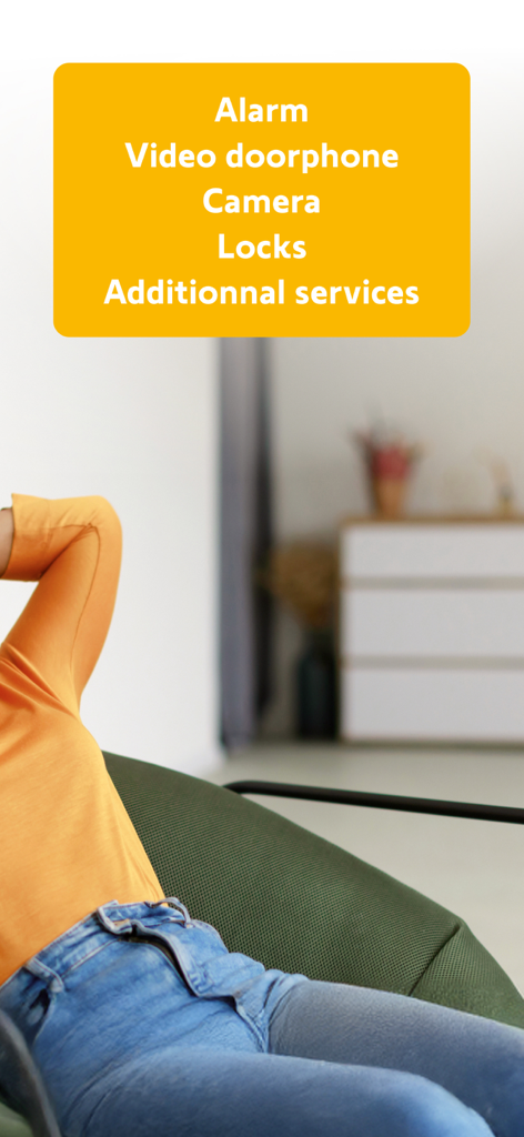 Somfy Protect - Mujer relajándose en un sofá verde con categorías de seguridad de Somfy Protect mostradas