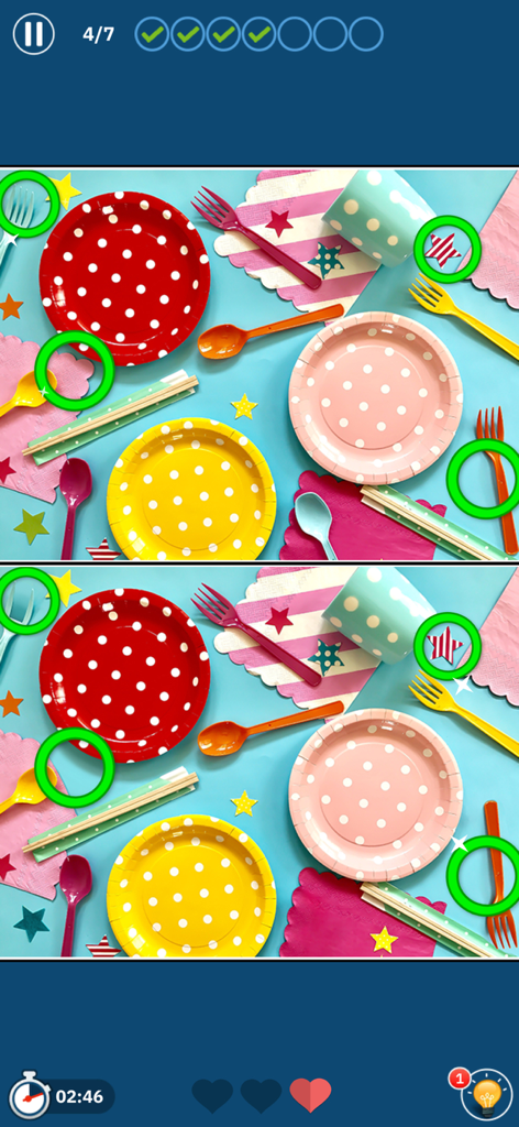 Find The Differences: Spot It - Jugabilidad de Encuentra las Diferencias mostrando círculos verdes que identifican variaciones en dos imágenes temáticas de fiesta.
