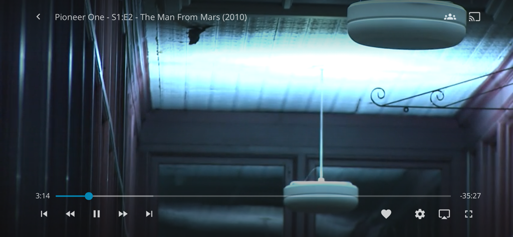 Écran du lecteur vidéo de l'application Jellyfin Mobile montrant les contrôles de lecture et une scène d'une vidéo diffusée.