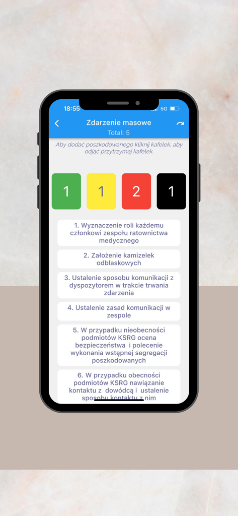 Mobile screen showing mass casualty triage levels and medical response steps in Polish
