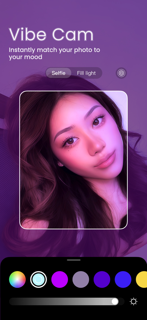 Una mujer usando la función Vibe Cam de BeautyCam para aplicar iluminación ambiental morada y luz de relleno a su selfie.