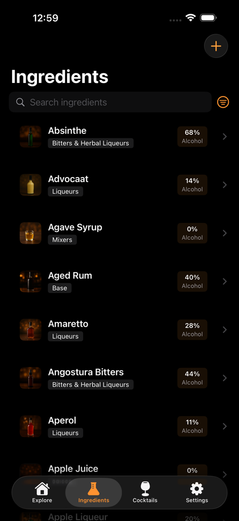 Bildschirm einer mobilen App, der eine durchsuchbare Liste von Cocktailzutaten mit ihren Alkoholprozenten und Kategorien anzeigt