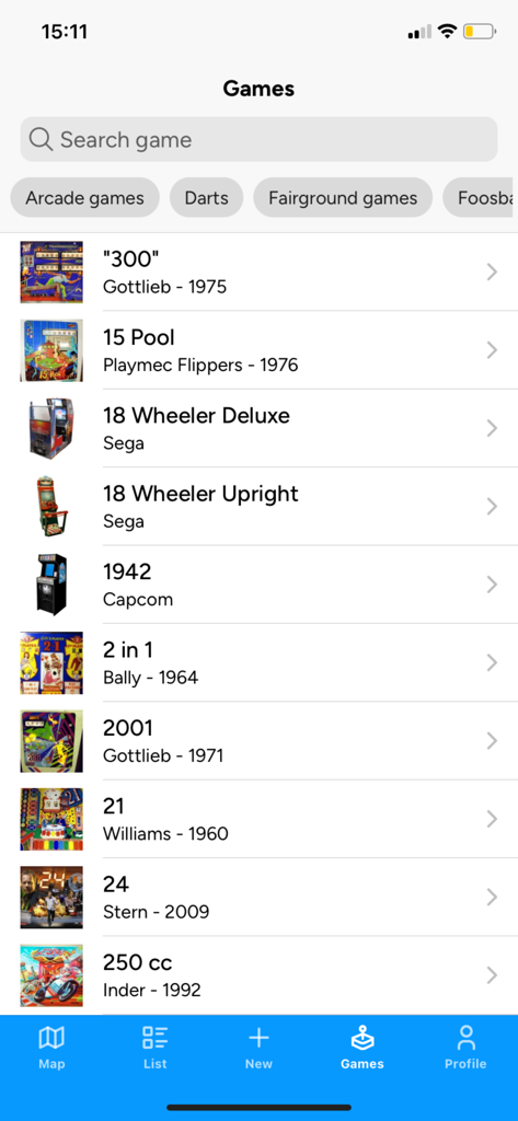 Tela do aplicativo móvel mostrando uma lista pesquisável de jogos de arcade retrô e máquinas de fliperama com anos de lançamento e fabricantes.