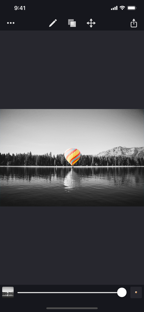 Balão de ar quente colorido misturado em uma paisagem em preto e branco na interface do aplicativo Image Blender.