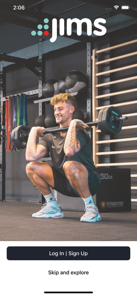 Jims Coaching - Jims Coaching App Willkommensbildschirm, der einen Mann zeigt, der eine Langhantel-Kniebeuge in einem Fitnessstudio ausführt, mit Anmelde- und Registrierungsbuttons.