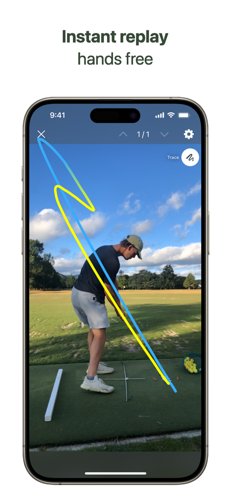Análisis de trazado de swing de golf en la aplicación móvil Swing Replay mostrando a un jugador en un campo de práctica.