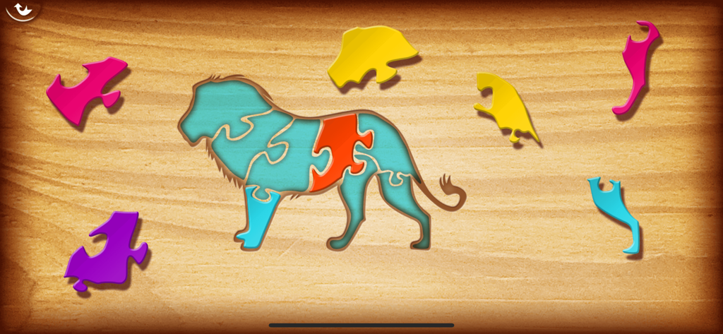 1 + 2 = 3 Jungle Puzzle - Puzzle en forme de lion avec des pièces colorées sur fond de bois pour enfants