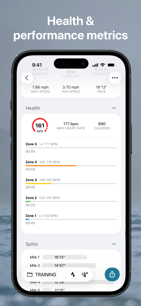 Paddle Logger: SUP & Kayaking - Una pantalla de smartphone que muestra métricas detalladas de salud y rendimiento, incluidas zonas de frecuencia cardíaca y parciales por kilómetro dentro de la aplicación Paddle Logger.