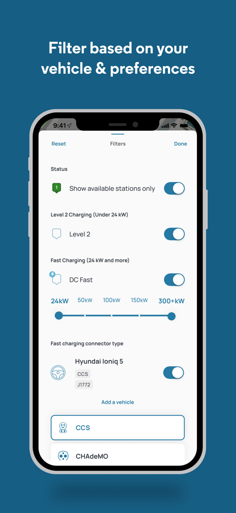 Ein Smartphone-Bildschirm mit dem Filtermenü der FLO EV Charging App mit Optionen für Stationsverfügbarkeit, Ladegeschwindigkeit und Fahrzeugsteckertypen wie CCS und CHAdeMO