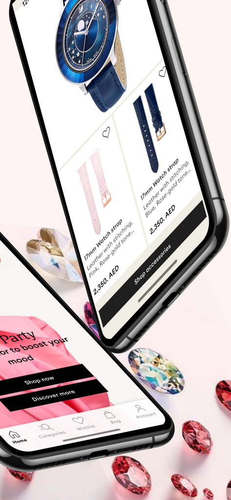 Swarovski KSA, UAE, Kuwait - 크리스탈로 둘러싸인 제품 목록이 있는 스와로브스키 모바일 쇼핑 앱을 보여주는 두 대의 스마트폰