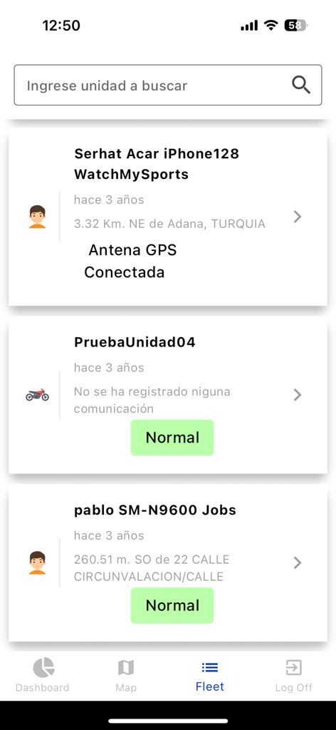 Bildschirm, der eine Liste der verfolgten Einheiten mit Status und Standort in der Webtrack Tracker App anzeigt