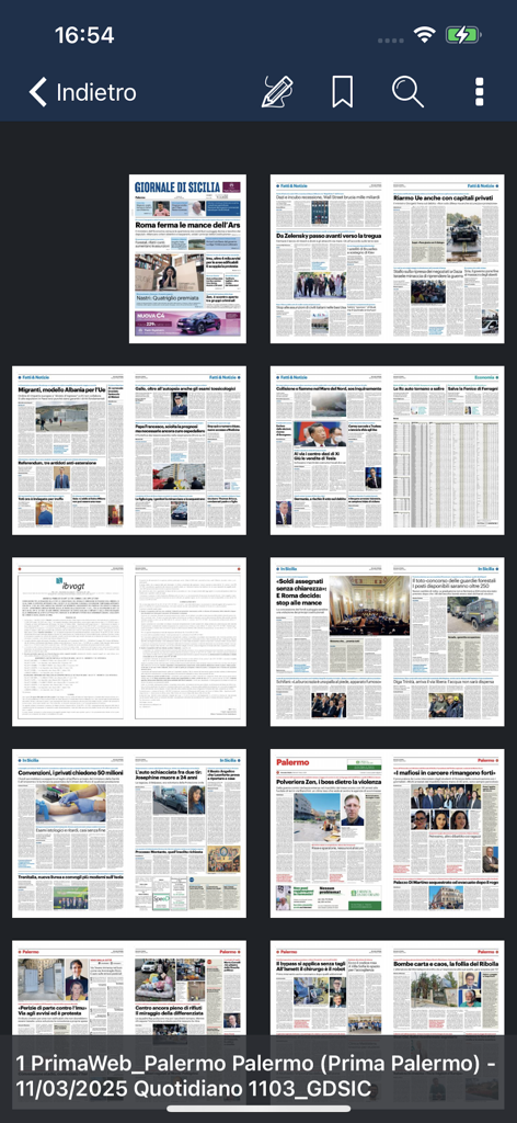 Una vista en cuadrícula que muestra varias páginas de la edición digital del periódico Il Giornale di Sicilia en una aplicación móvil.