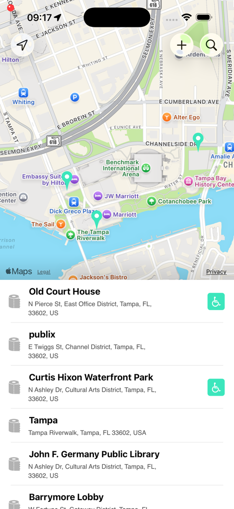 Mappa di Tampa nell'app Flush Toilet Finder Pro che mostra puntini per bagni pubblici e un elenco di strutture vicine con icone di accessibilità.