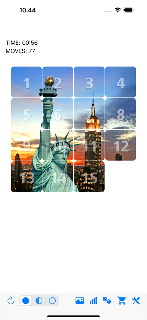 Fifteen sliding tiles puzzle - Pantalla del juego Rompecabezas de quince deslizantes que muestra una imagen de la Estatua de la Libertad y un contador de movimientos.