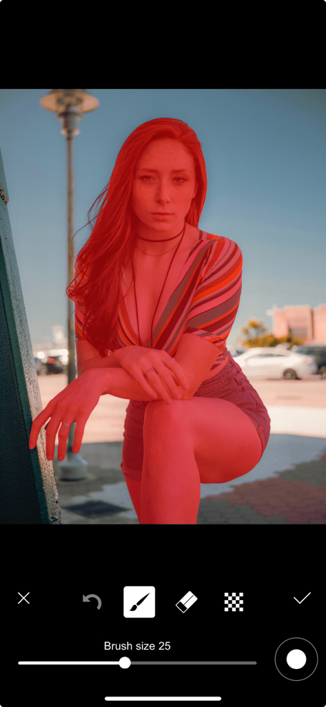 Perfect Pic—Face & Body Editor - Pantalla de smartphone que muestra la aplicación Perfect Pic con una máscara de selección roja aplicada sobre una mujer en una foto para eliminar el fondo.