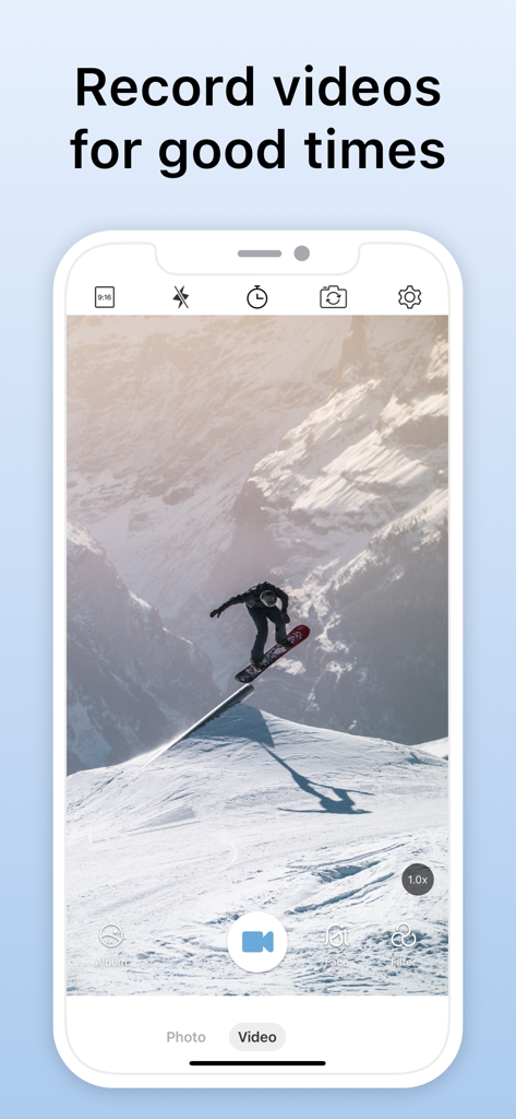 SkyCamera: Use Various Filters - Interface de l'application SkyCamera montrant l'enregistrement vidéo d'un snowboarder dans les montagnes.