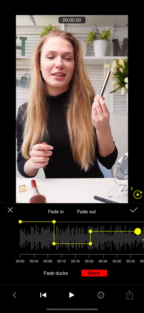 Filmmaker Pro의 페이드 및 더킹 컨트롤이 있는 오디오 파형 편집 인터페이스