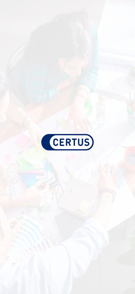 Logo de la aplicación móvil Certus sobre un fondo borroso de estudiantes trabajando en un escritorio