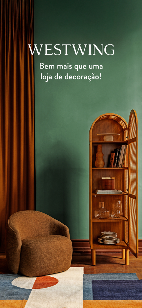 Écran d'introduction de l'application Westwing présentant un salon moderne sélectionné avec un fauteuil et une armoire en bois cintrée