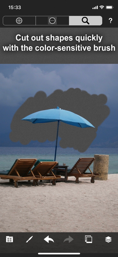 PicMix Lite - Un usuario borrando el fondo del cielo alrededor de una sombrilla de playa azul usando la herramienta de pincel sensible al color de PicMix Lite.