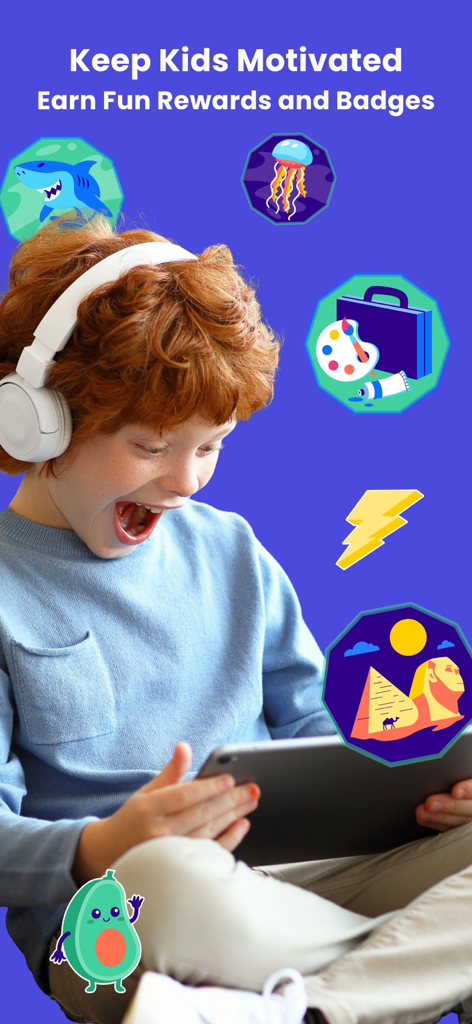 ヘッドフォンをつけた、興奮した様子の少年が、Curiosoアプリを使って教育的なバッジや報酬を獲得しています。