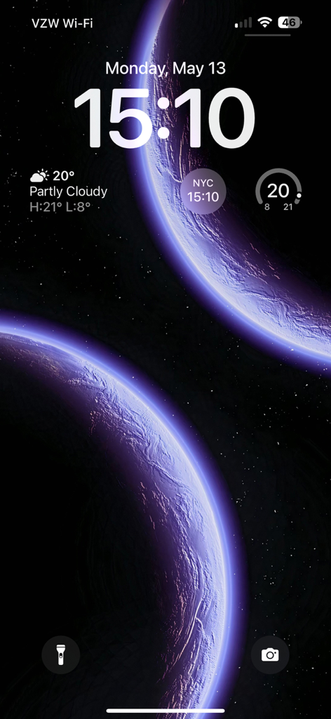 Live Wallpaper 4K & Background - 宇宙で輝く紫色の惑星を示す4Kコズミックライブ壁紙を備えたiPhoneロック画面
