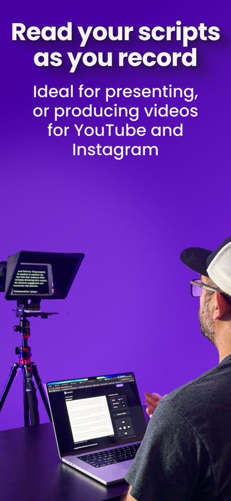 Um criador de conteúdo usando um rig de teleprompter profissional e um laptop para gravar vídeos de alta qualidade para mídias sociais