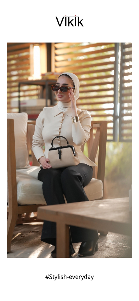 Vikik - Uma mulher com traje da moda posando para o aplicativo de moda Vikik com a hashtag Stylish-everyday.