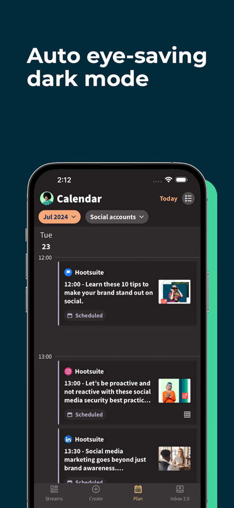 Hootsuiteモバイルアプリのインターフェースに、自動的な省エネダークモードのソーシャルメディアコンテンツカレンダーが表示されている