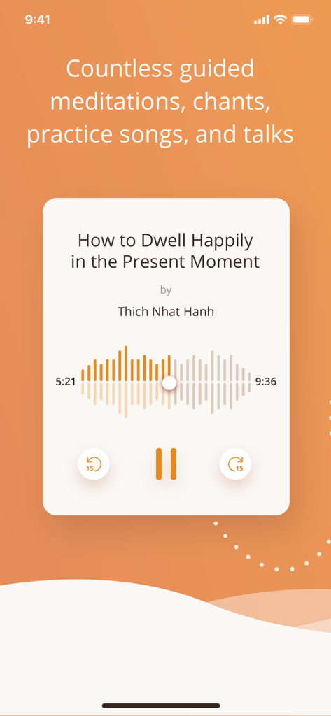 Una pantalla de aplicación móvil que muestra un reproductor de audio con una charla titulada Cómo vivir felizmente en el momento presente de Thich Nhat Hanh.