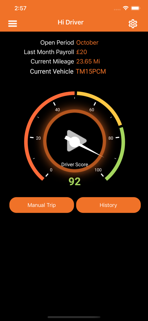 Mileage Trackアプリのダッシュボード。ドライバーのスコアゲージと走行距離の統計情報が表示されています。