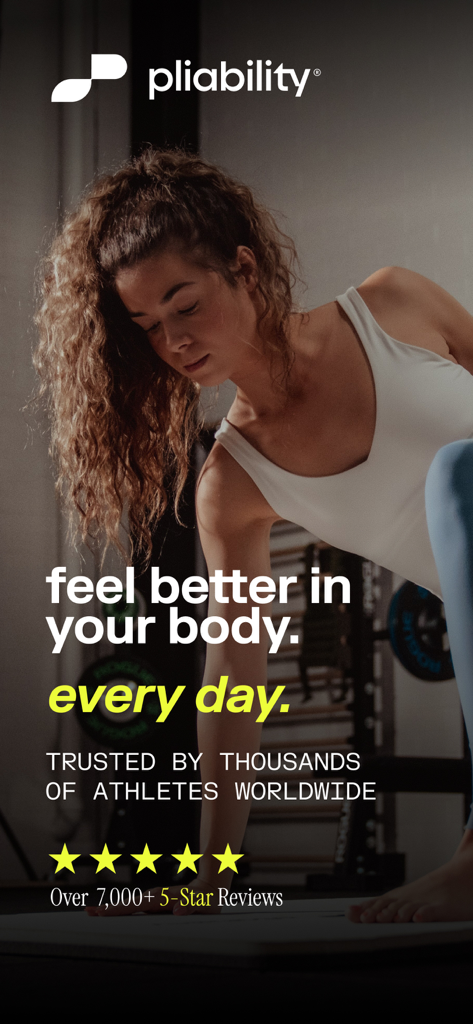 체육관에서 퍼포먼스 회복을 위해 깊은 모빌리티 스트레칭을 수행하는 여성