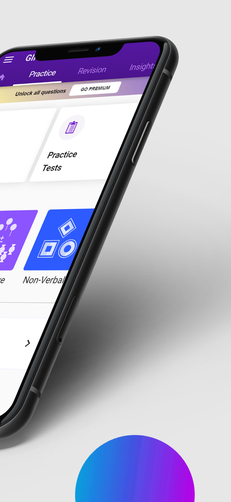 Un téléphone portable affichant l'écran d'entraînement de l'application Gifted pour la préparation aux tests CogAT et CCAT.