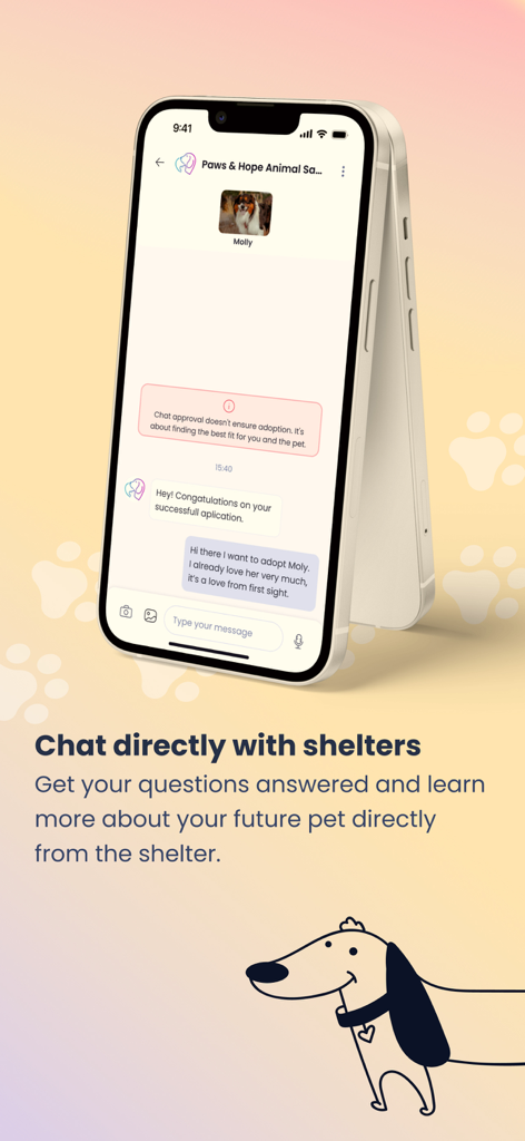 Furever - Un smartphone que muestra una conversación de chat directo entre un usuario y un refugio de animales sobre una solicitud de adopción de mascotas en la aplicación Furever.