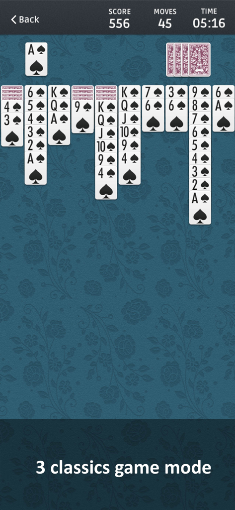 Spider Solitaire ⋄ - 파란색 꽃무늬 배경에서 카드, 점수, 시간을 보여주는 진행 중인 스파이더 카드놀이 게임