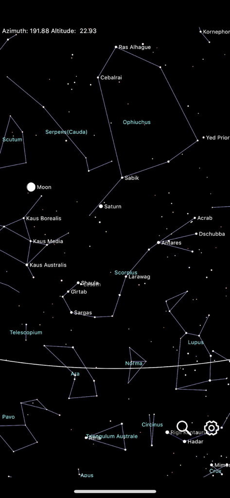 Constellation Map mobile - 星、星座、土星のような惑星が表示された夜空のビューを示すConstellation Mapアプリのインターフェイス