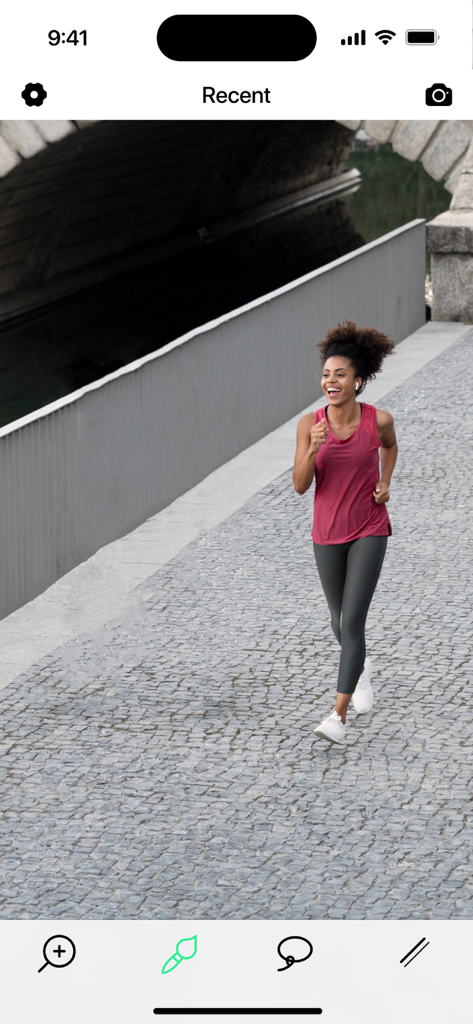 Interfaz de la aplicación Eliminar Objetos Borrador de Fotos IA con una mujer corriendo al aire libre