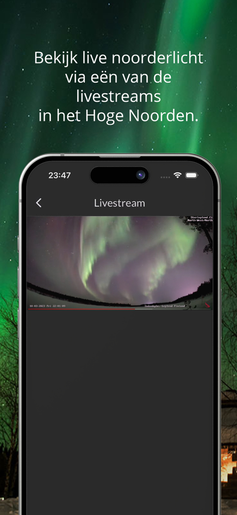 Ein Smartphone, das einen Live-Videostream der Aurora Borealis in Lappland, Finnland, innerhalb der Noorderlicht App zeigt