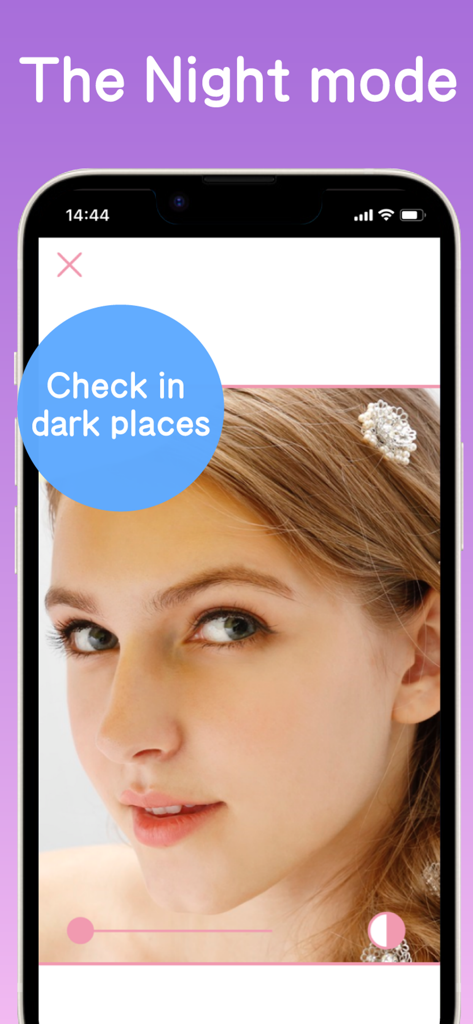 Eine Frau benutzt die Nachtmodus-Funktion in der Mirror Natural Mirror 4K App, um ihr Aussehen bei schwacher Beleuchtung zu überprüfen.