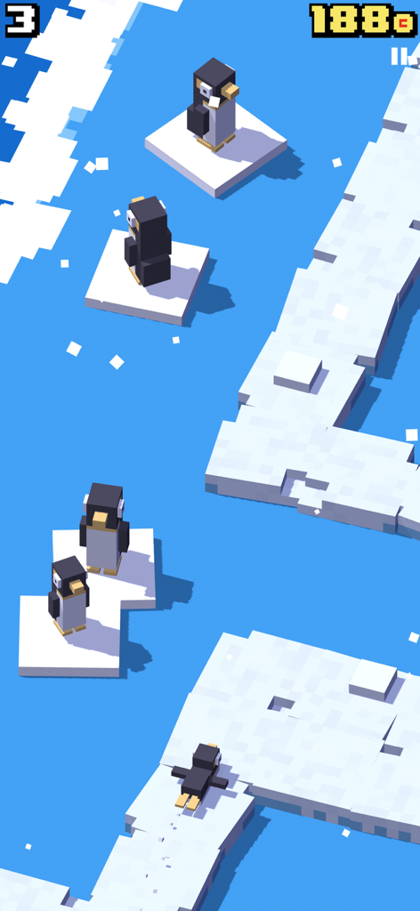 Pingüino de arte de vóxel saltando sobre bloques de hielo flotantes en un nivel invernal de Crossy Road.