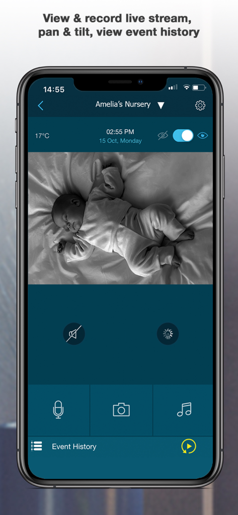 Un smartphone mostrando una transmisión de video en vivo de un bebé durmiendo en una habitación a través de la aplicación Hubble Connected