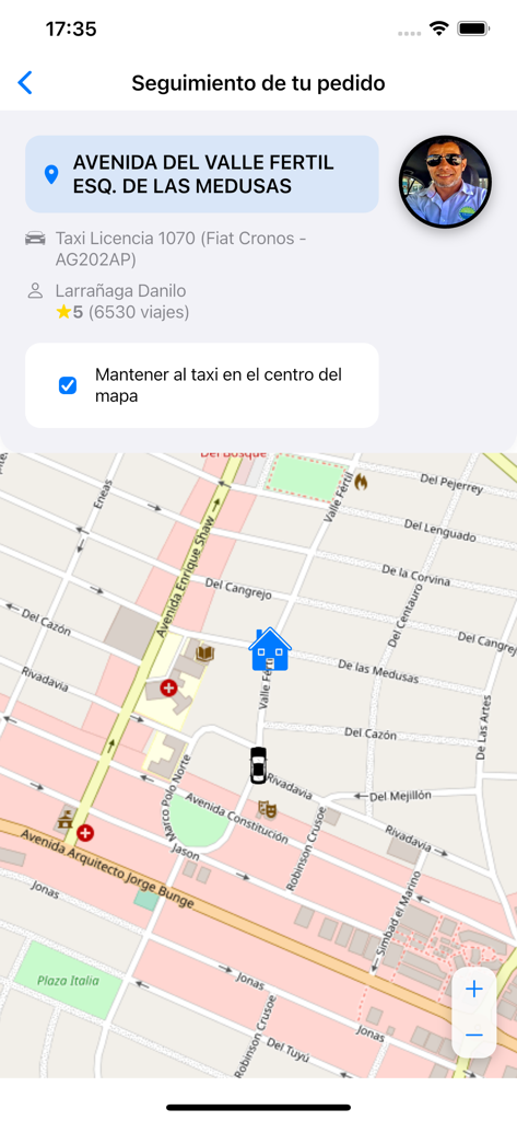 Echtzeit-Tracking-Oberfläche der Taxis Pinamar App, die eine Karte und Fahrerdetails anzeigt.