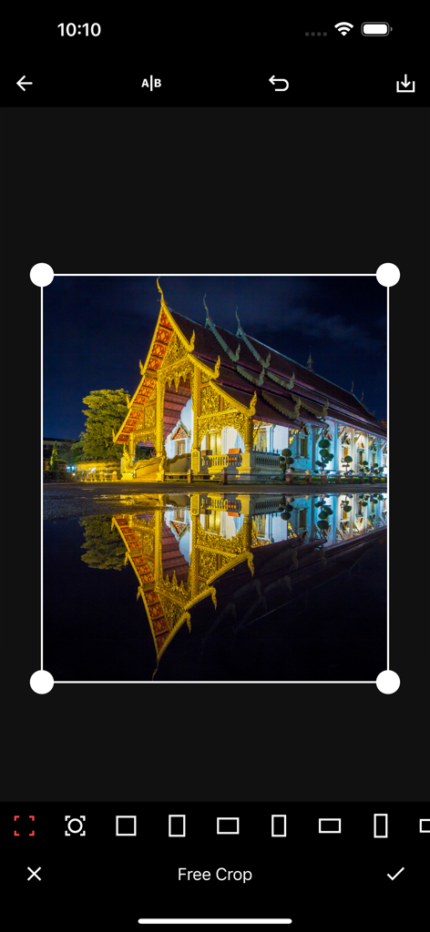 HDR Maxアプリのスクリーンショット、夜の寺院の写真に使用されたフリークロップツールを表示